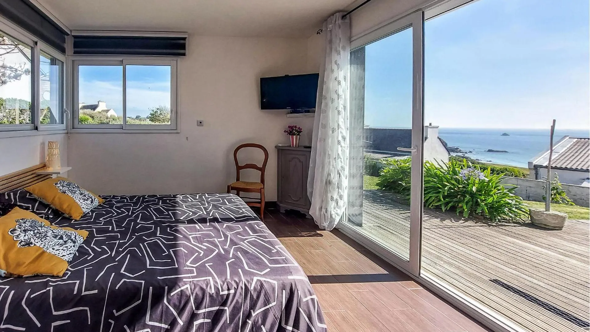 4 Bedroom Cozy Home In Plouarzel 0*,